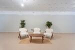 Sala minimalista con sillas y plantas
