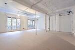 Loft industrial con pared blanca continua