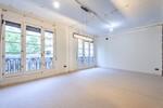 Apartamento moderno vac&iacute;o con ventanas y luces expuestas