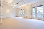Habitaci&oacute;n vac&iacute;a en renovaci&oacute;n con ventanales