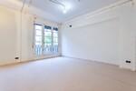 Habitaci&oacute;n vac&iacute;a en renovaci&oacute;n con ventanales (1)