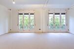 Sal&oacute;n luminoso en renovaci&oacute;n con ventanales franceses