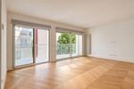 Sal&oacute;n minimalista con vistas al balc&oacute;n