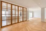Sal&oacute;n moderno con cocina acristalada