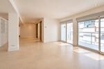 Sal&oacute;n minimalista con balc&oacute;n acristalado