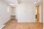 Interior minimalista con parquet de espiga