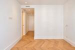 Interior minimalista con pasillo y parquet de madera