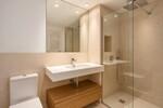 Ba&ntilde;o minimalista con ducha de cristal