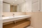 Ba&ntilde;o minimalista con madera y ducha de cristal