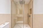 Ducha minimalista de lujo en beige