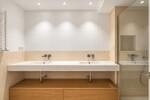 Ba&ntilde;o moderno con doble lavabo y ducha de cristal