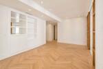 Sal&oacute;n minimalista con suelo de madera c&aacute;lida