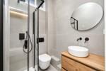 Ba&ntilde;o Minimalista con Ducha y Tocador de Madera
