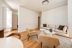 Sal&oacute;n moderno minimalista en tonos neutros