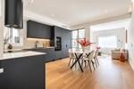 Cocina moderna con comedor y sal&oacute;n luminoso