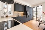 Cocina moderna con puertas de vidrio y madera