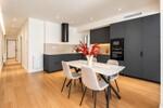Cocina moderna con mesa y flores rojas