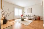 Sal&oacute;n minimalista con acentos terracota y rojo.jpg