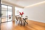 Comedor minimalista con flores rojas.jpg