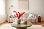 Sal&oacute;n escandinavo con flores rojas y luz c&aacute;lida