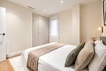 Dormitorio minimalista en tonos c&aacute;lidos (3)