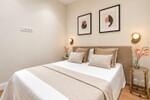 Dormitorio minimalista con detalles c&aacute;lidos