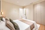 Dormitorio minimalista en tonos c&aacute;lidos (4)