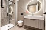 Ba&ntilde;o moderno con espejo iluminado