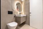 Ba&ntilde;o minimalista con espejo iluminado