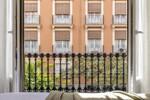 Ventana abierta frente a la arquitectura mediterr&aacute;nea