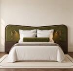 Dormitorio minimalista con cabecero verde