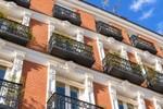 Fachada hist&oacute;rica con balcones floridos.jpg