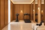 Gimnasio de lujo con madera y espejos