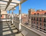Terraza moderna con vistas hist&oacute;ricas