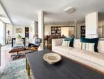 Sal&oacute;n contempor&aacute;neo con comedor y estanter&iacute;as