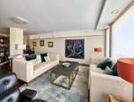 Sal&oacute;n moderno con acentos verdes y teal