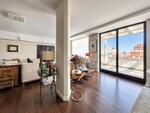 Sal&oacute;n moderno con vistas a la ciudad