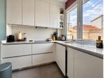 Cocina minimalista con luz natural