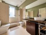 Ba&ntilde;o moderno con ducha de cristal y m&aacute;rmol