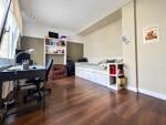 Dormitorio minimalista con estudio y cama nido (1)