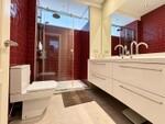 Ba&ntilde;o moderno con azulejos burdeos (1)