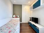 Dormitorio moderno con cama floral y TV