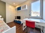 Dormitorio moderno con escritorio rojo