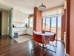 Cocina moderna con vistas urbanas