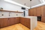 Cocina minimalista de nogal y piedra.jpg