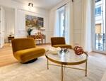 Sal&oacute;n parisino con detalles dorados y mostaza