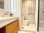 Ba&ntilde;o de lujo con m&aacute;rmol y lat&oacute;n