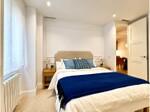 Dormitorio moderno con acentos azules