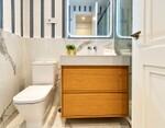 Ba&ntilde;o moderno con espejo iluminado y m&aacute;rmol (1)