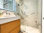 Ba&ntilde;o moderno de m&aacute;rmol y cristal